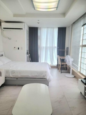 1 min to Seolleung staion Spacious studio apartment